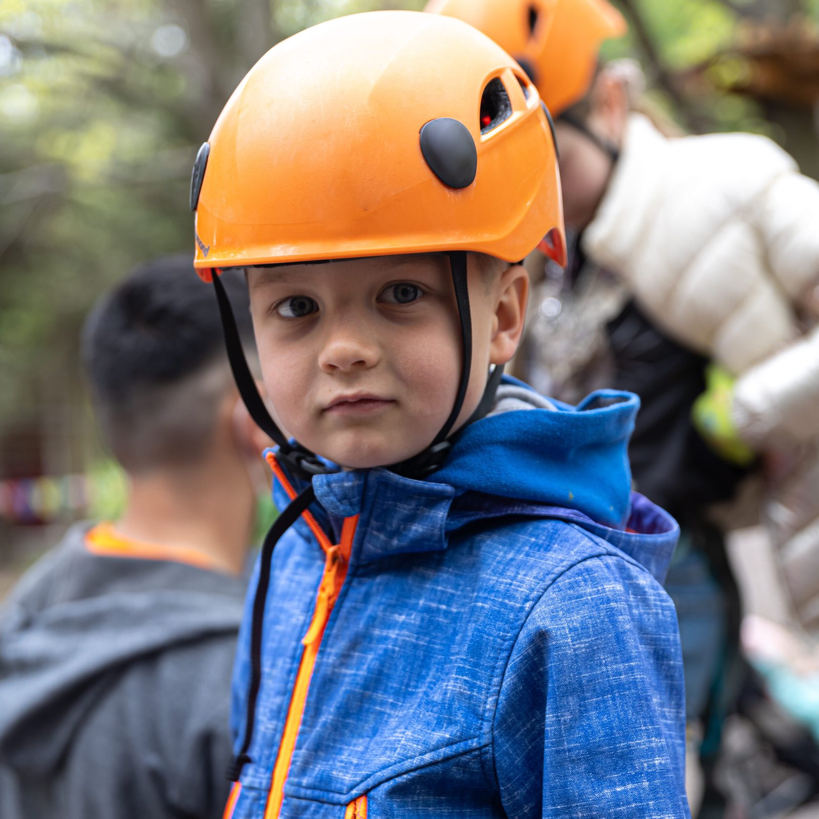 diferencia campamento rural multiaventura
