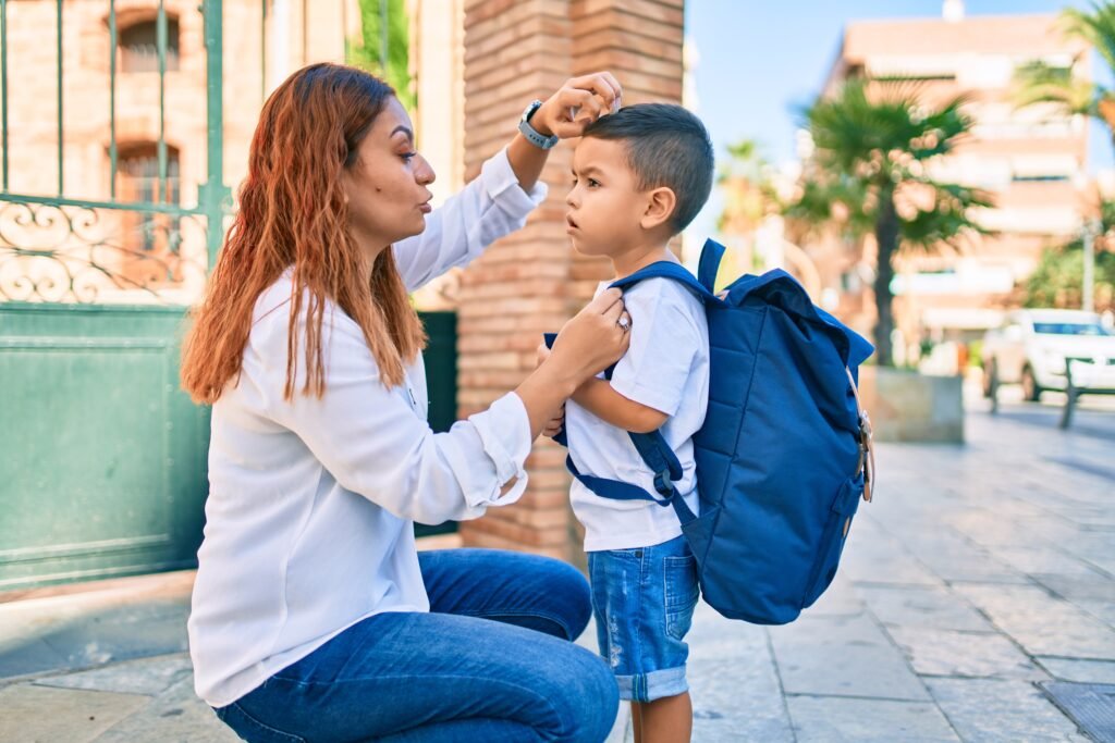 Madre con su hijo al colegio