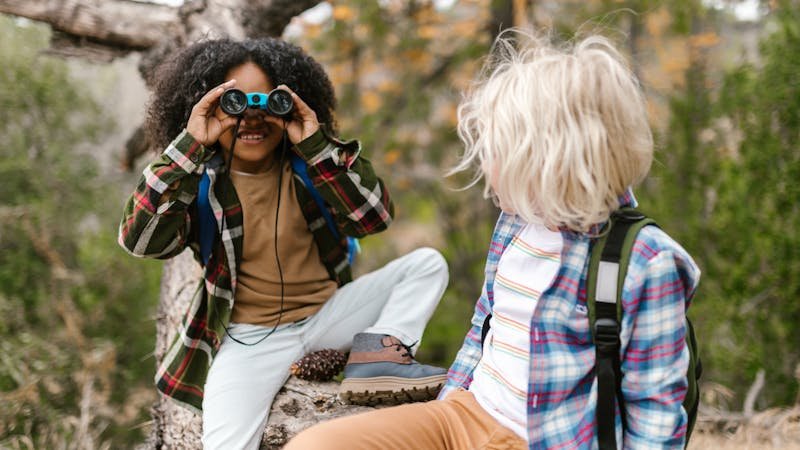 Niños con ropa de exploración al aire libre en la naturaleza